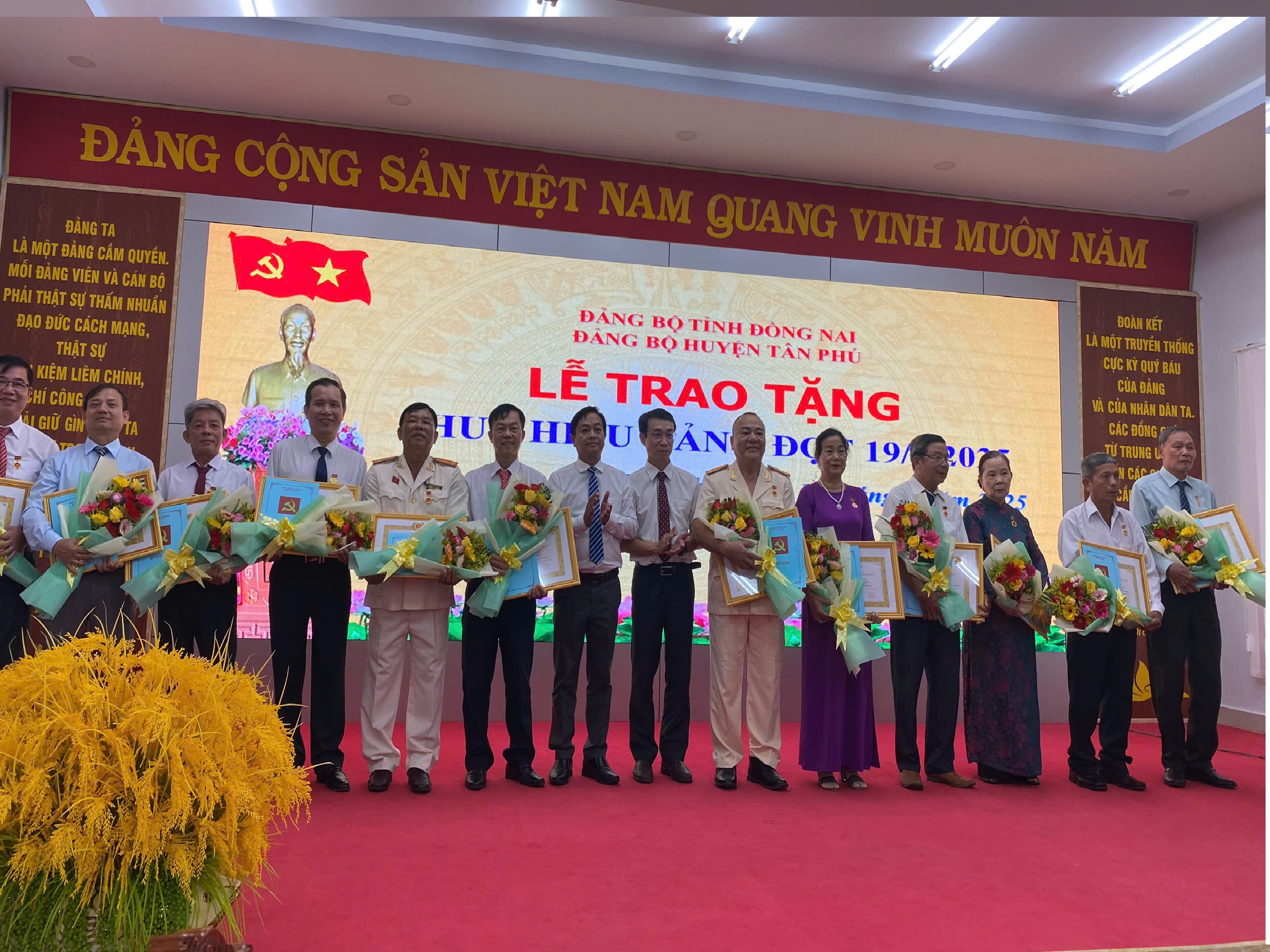 Huyện Tân Phú tổ chức Lễ trao tặng Huy hiệu Đảng đợt 19/5/2025